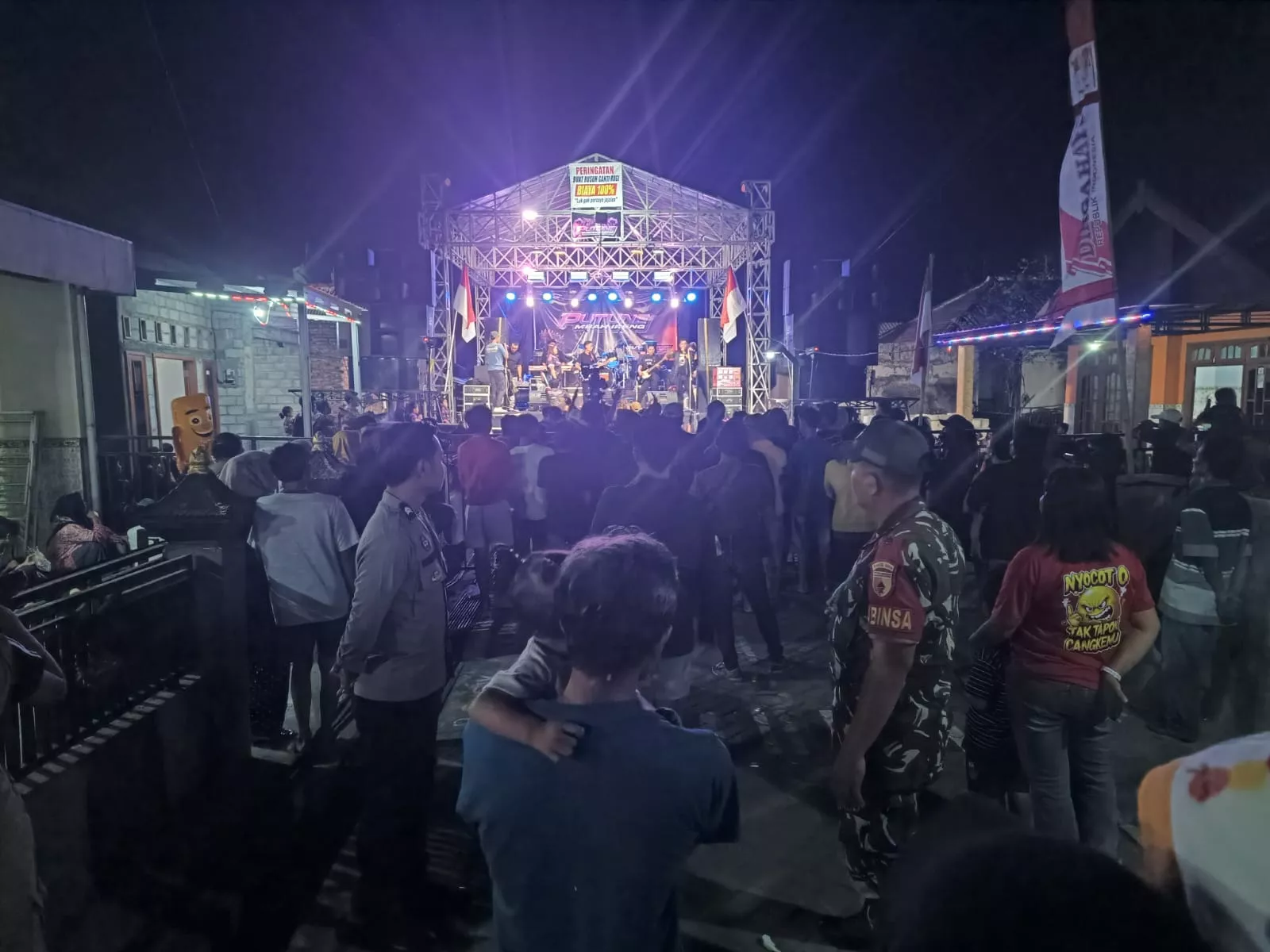Sertu Warkan Pantau Panggung Hiburan di Desa Brudu