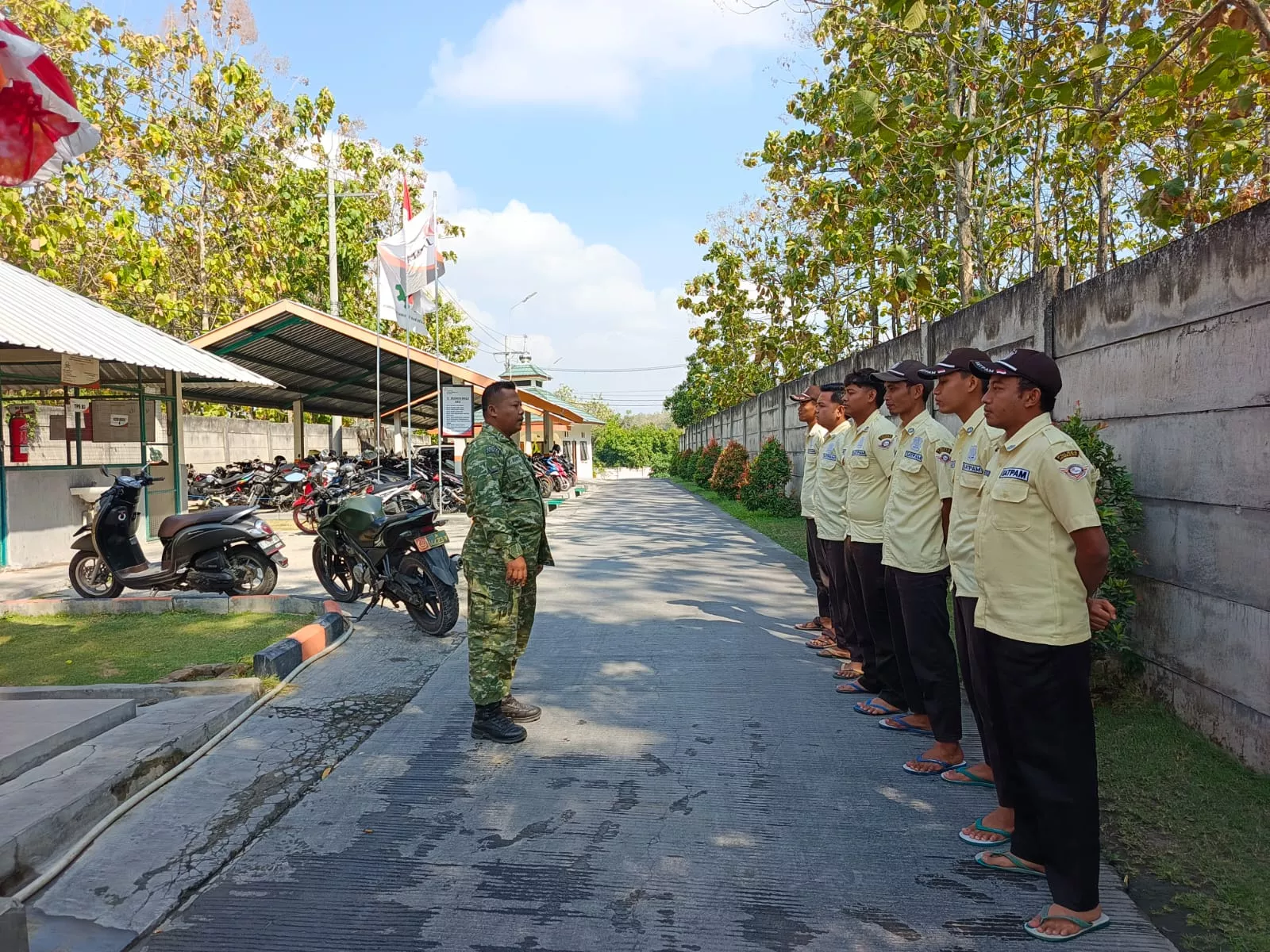 Babinsa Kabuh Beri Pembekalan Sekuriti Perusahaan di Jombang