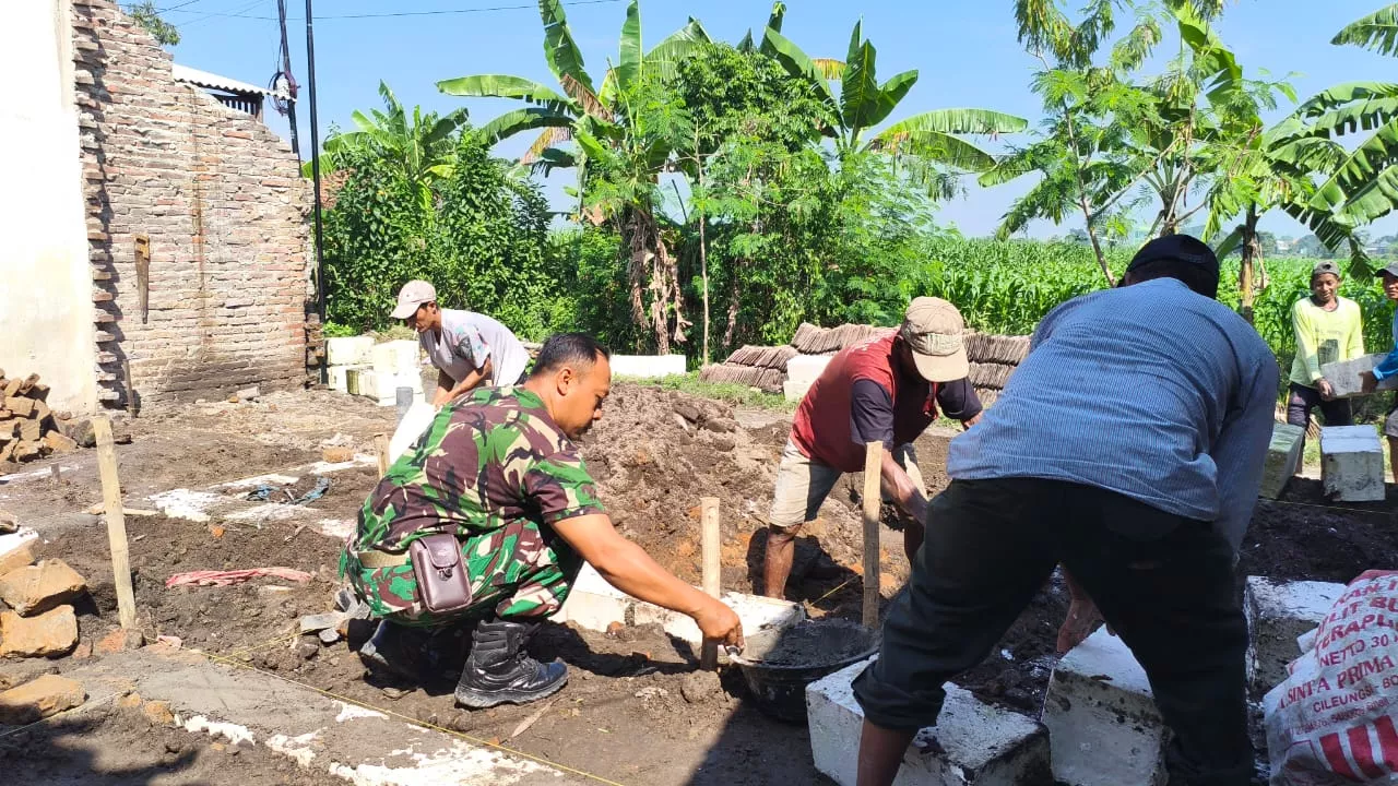 Anggota Koramil Jogoroto Bantu Perbaiki Rumah Warga di Jombang