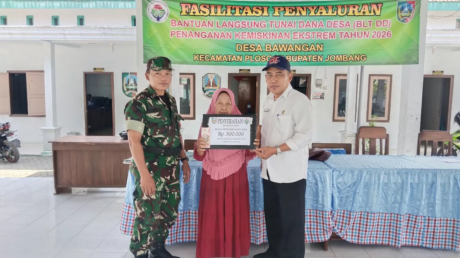 Babinsa Ploso Kawal Penyaluran BLT Dana Desa Bawangan Jombang