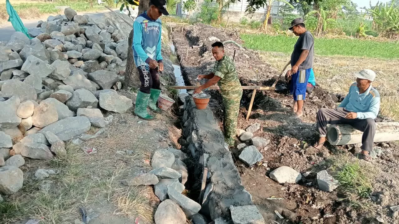 Babinsa dan Warga Mojokrapak Gotong Royong Bangun Saluran Air