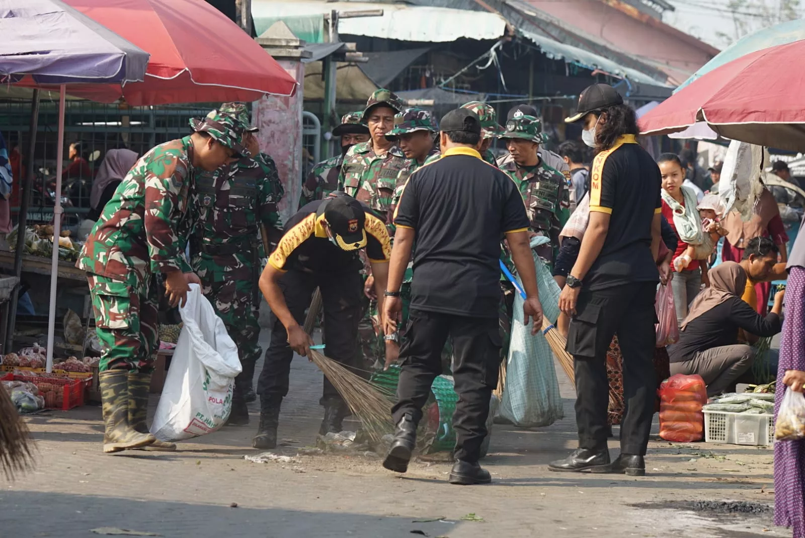 Kodim 0814/Jombang Bersihkan Pasar Mojoagung Sambut HUT TNI ke-81
