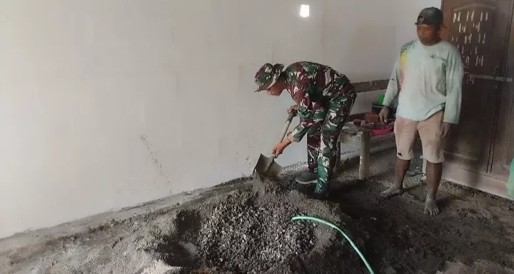 Babinsa Bantu Bangun Rumah Layak Huni di TMMD ke-130 Jombang
