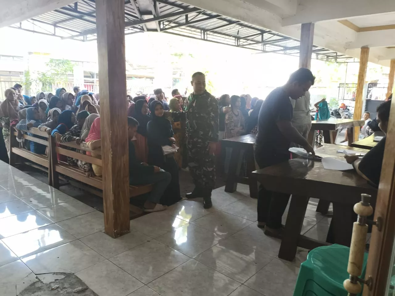 Babinsa Serka Samsul Kawal Penyaluran Bantuan Pangan di Desa Sumbermulyo