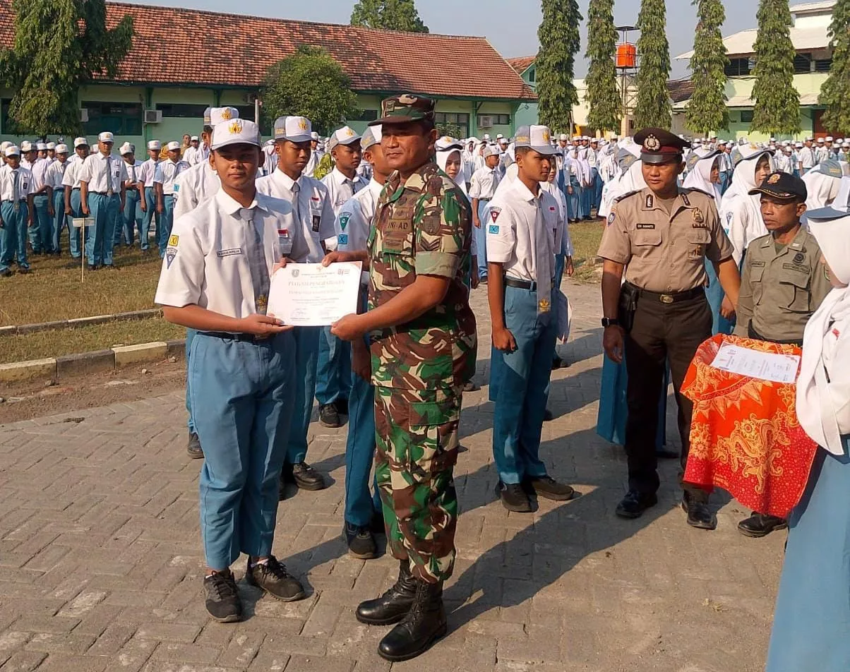 Babinsa Koramil Kudu Beri Piagam Penghargaan ke Paskibra Kecamatan