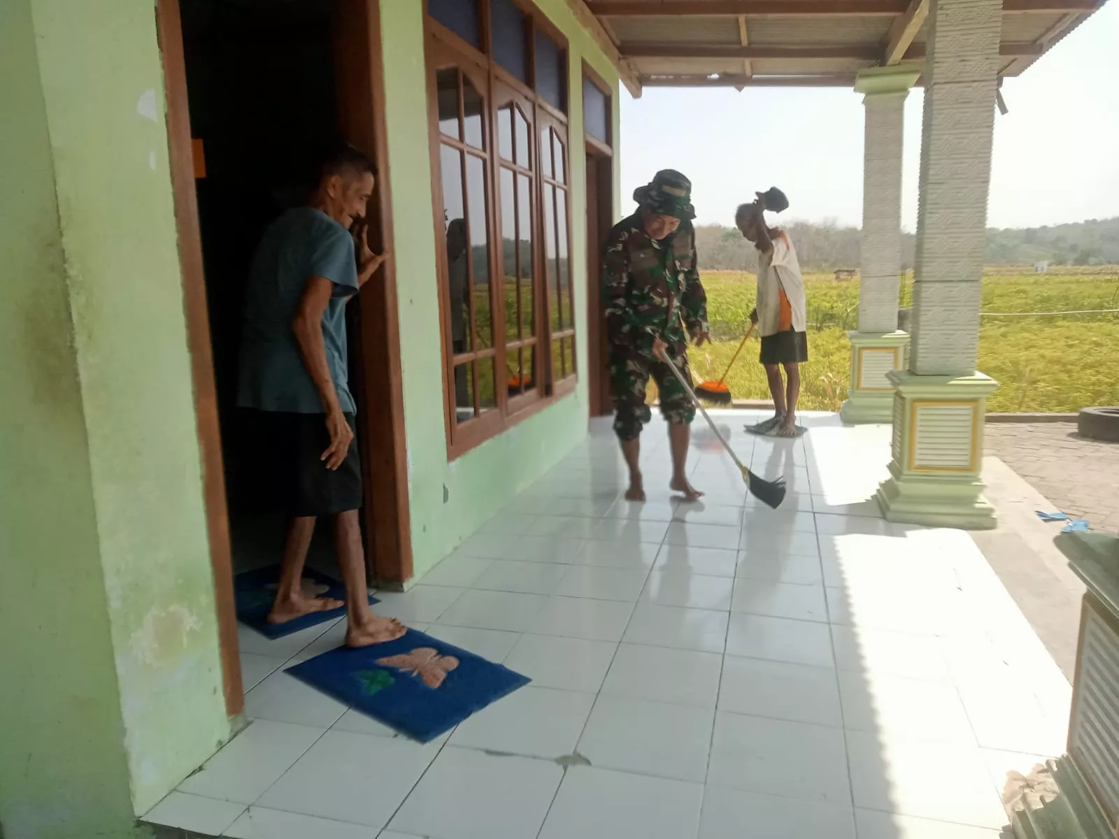 Anggota Koramil 0814-01 Jombang Bantu Warga Bersihkan Mushola di Sela TMMD ke-130