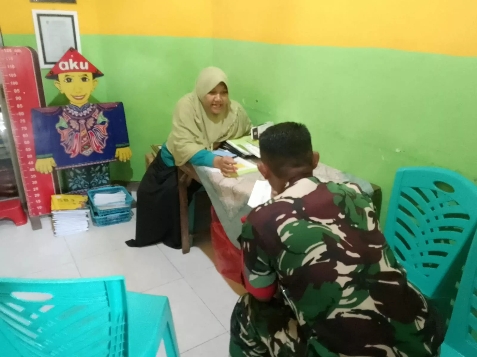 Babinsa Koramil Kudu Komsos dengan Guru TK 