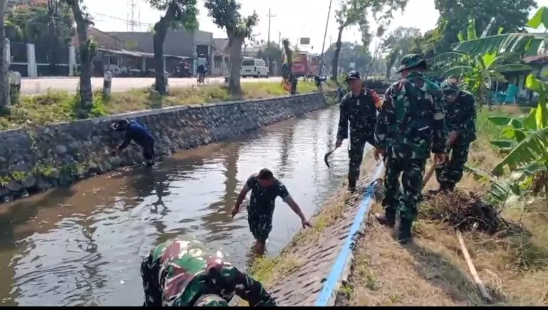 Babinsa Perak Bersama Warga Bersihkan Bantaran Sungai Afaur Pilang