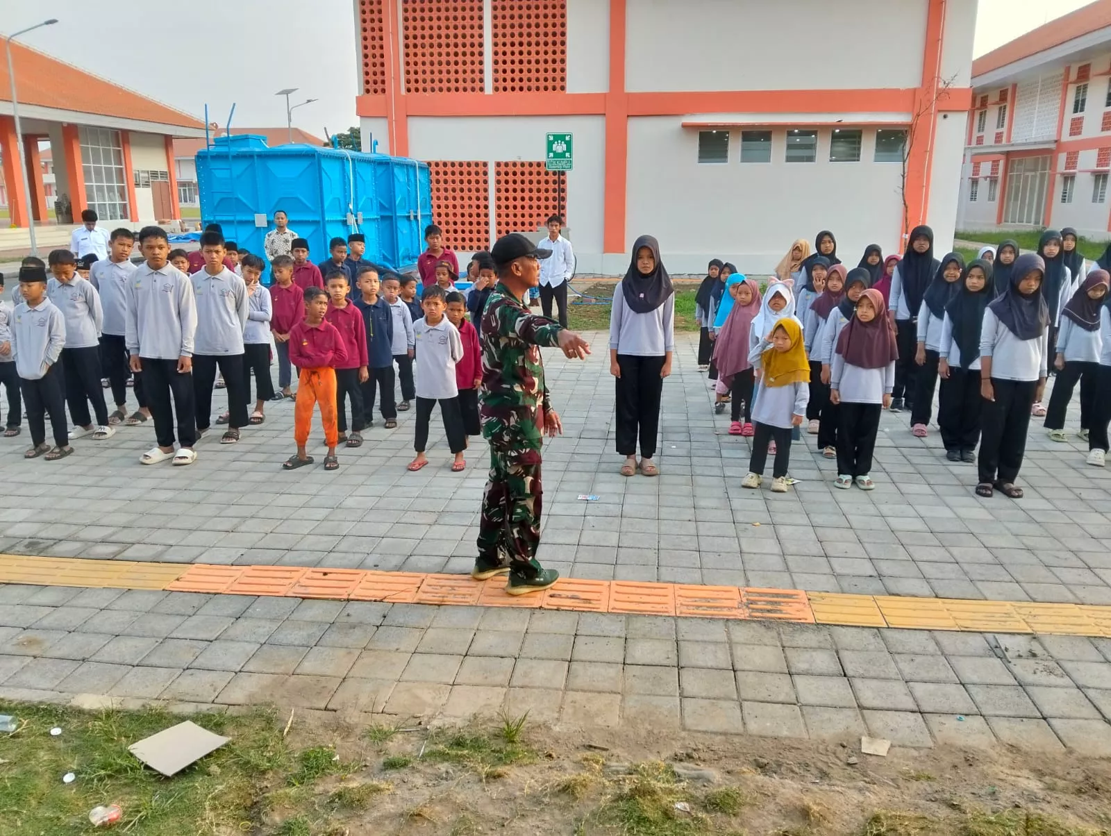 Babinsa Latih Kedisiplinan Siswa Sekolah Rakyat Jombang