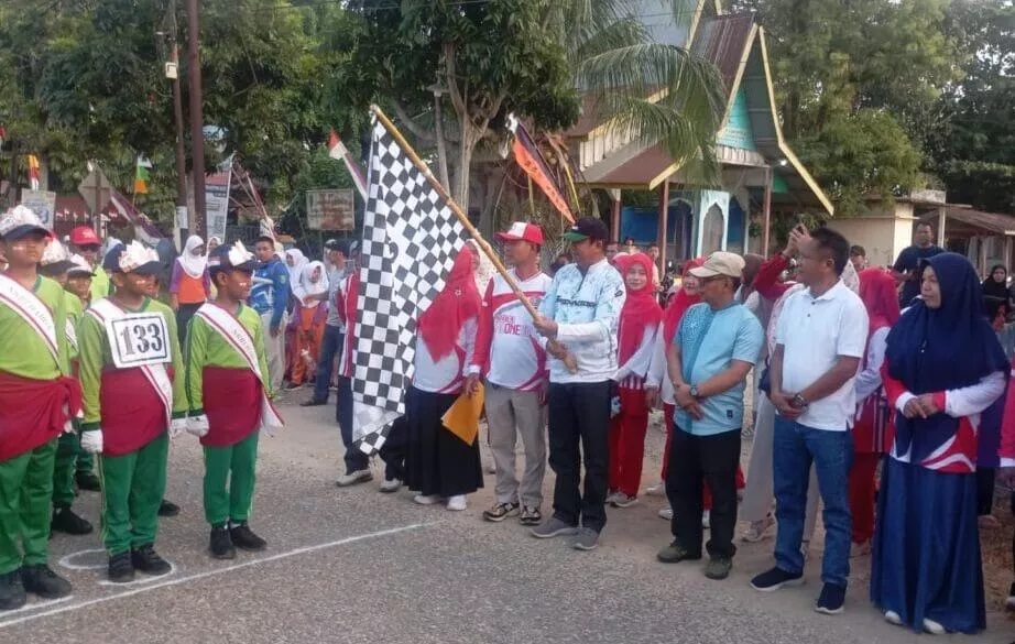 Wabup Inhu Lepas Ratusan Pelajar pada Gerak Jalan Santai HUT ke-81 RI