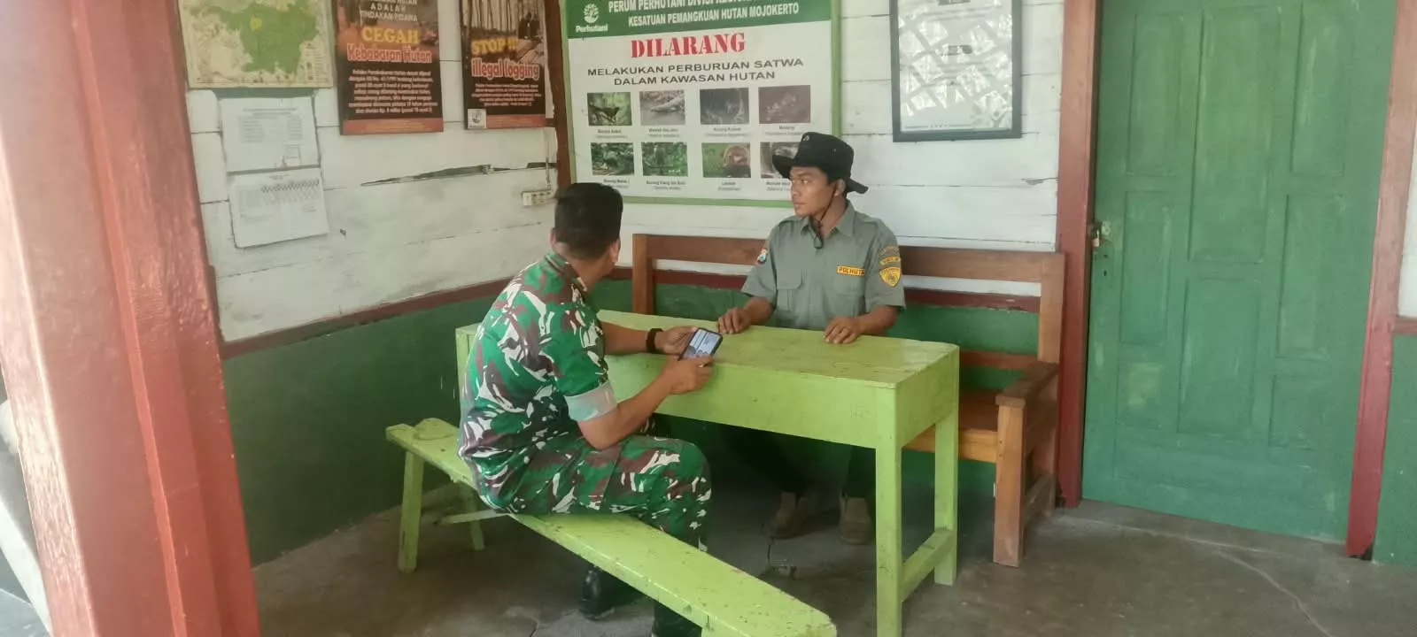 Babinsa dan Perhutani Cek Kondisi Hutan di Kabuh Jombang