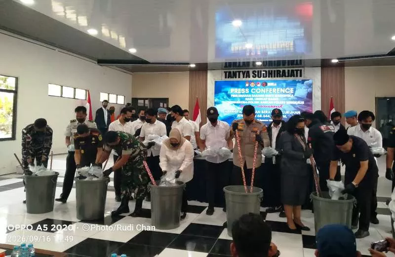 Polres Bengkalis Musnahkan 68,6 Kg Sabu, Buru DPO via Red Notice