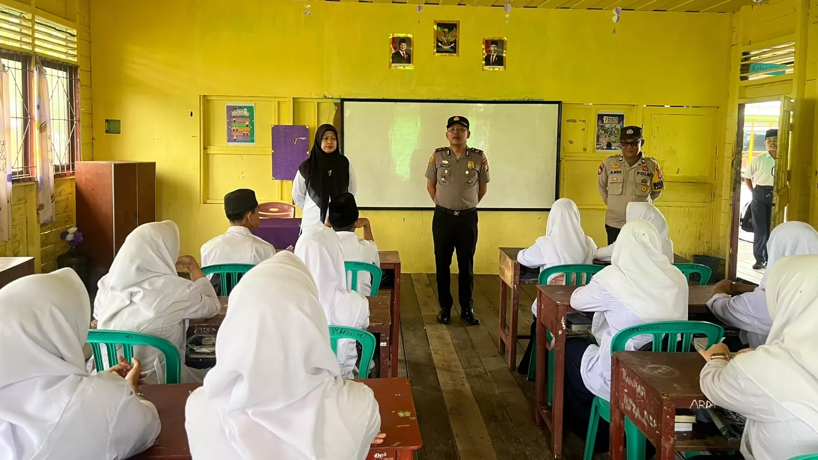 Polsek Tanah Merah Tanamkan Kesadaran Hukum Kepada Pelajar Melalui Program Polidik