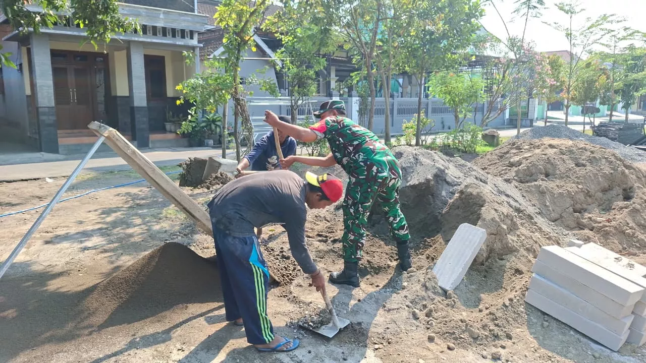 Babinsa Koramil Gudo Bantu Warga Ayak Pasir di Desa Gudo
