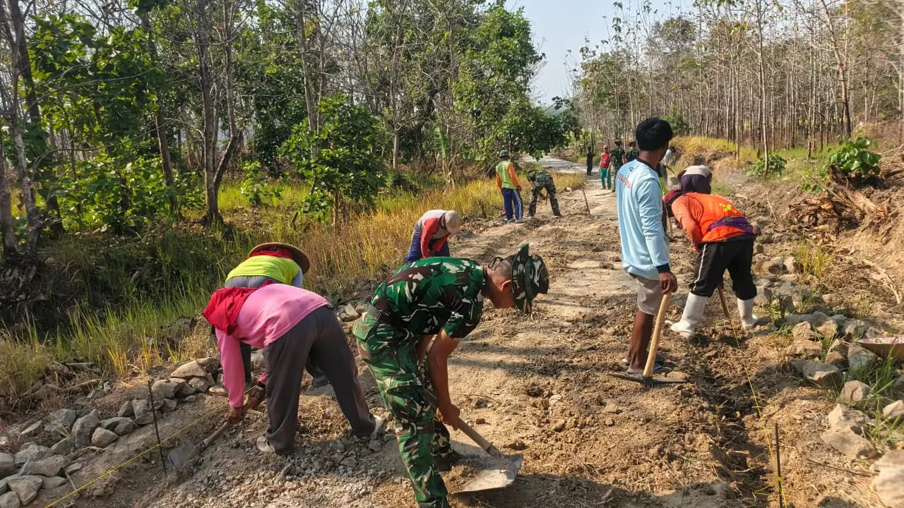 TNI dan Warga Desa Klitih Jombang Kerja Bakti Cor Jalan Lewat TMMD ke-130