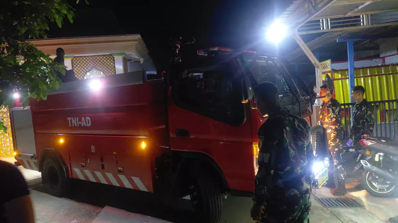 Koptu Pujianto Bantu Damkar Padamkan Kebakaran Lahan Tebu di Jombang