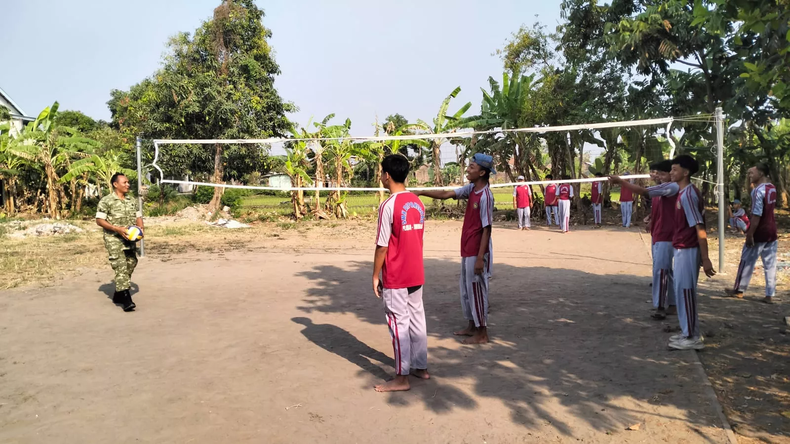 Babinsa Ploso dan Pelajar SMK Diponegoro Main Voli Bersama