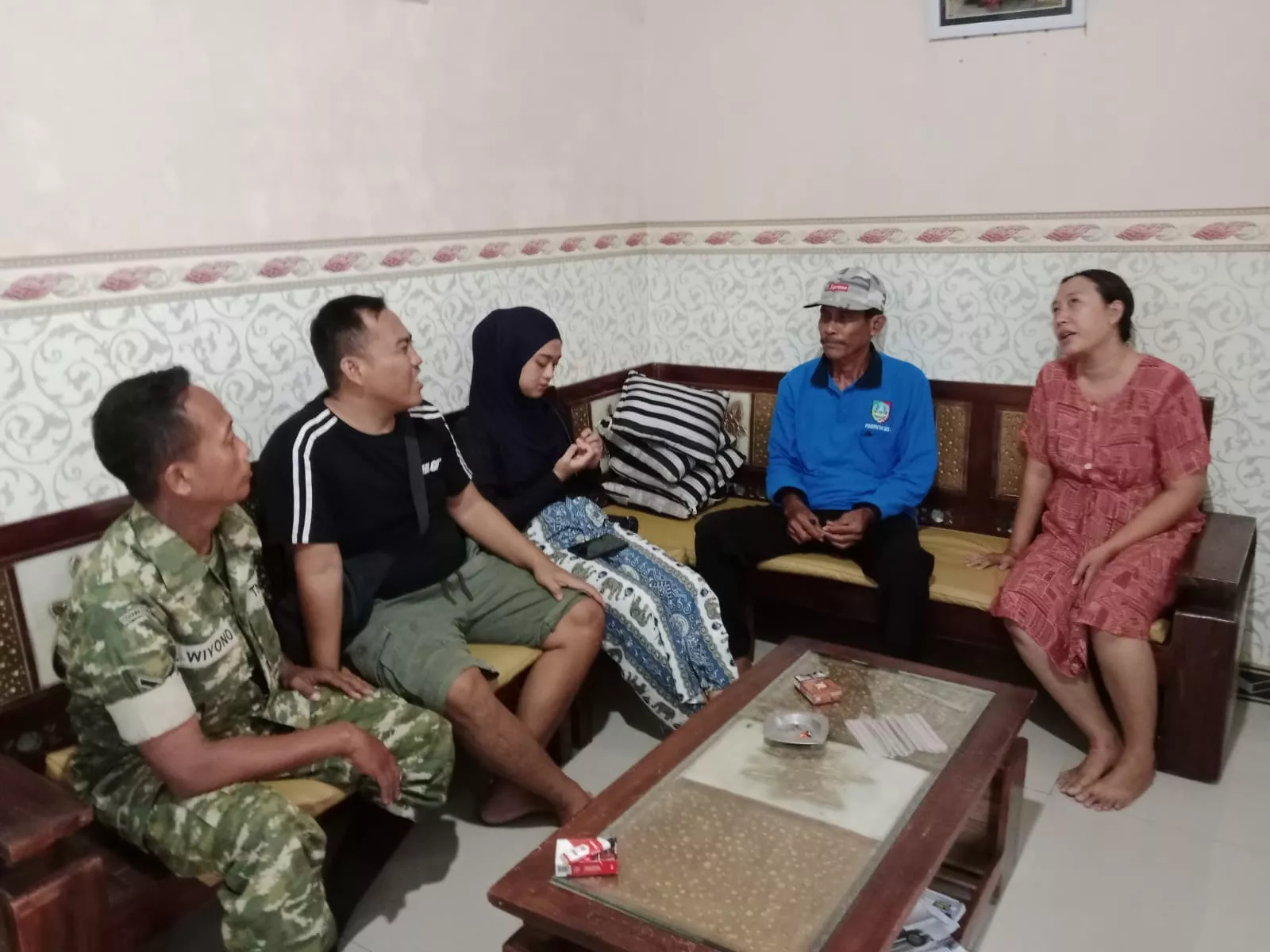 Babinsa Koramil Plandaan Gelar Komsos dengan Warga Desa Kampungbaru