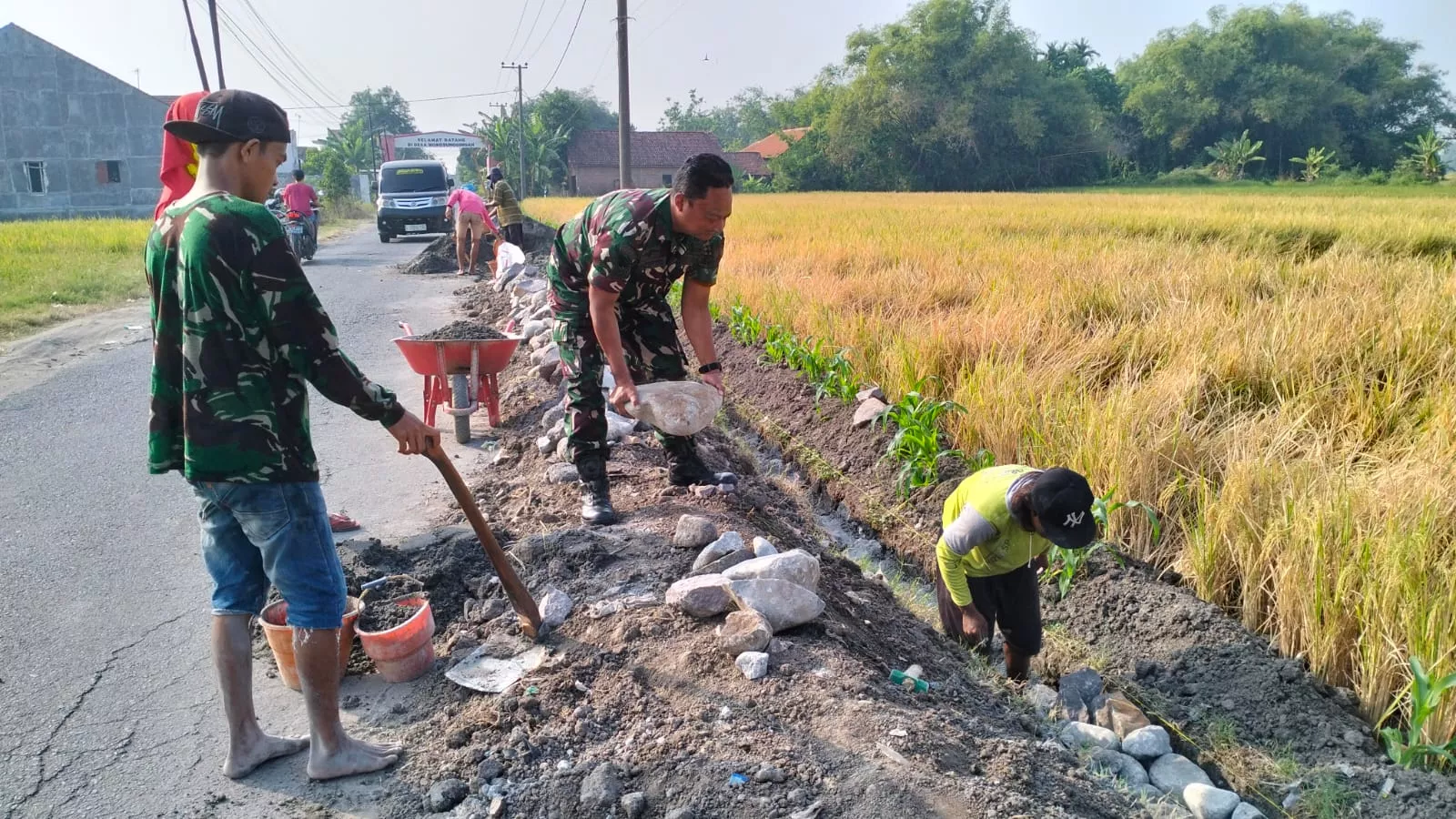Babinsa dan Warga Kepuhkembeng Gotong-Royong Bangun Irigasi Sawah