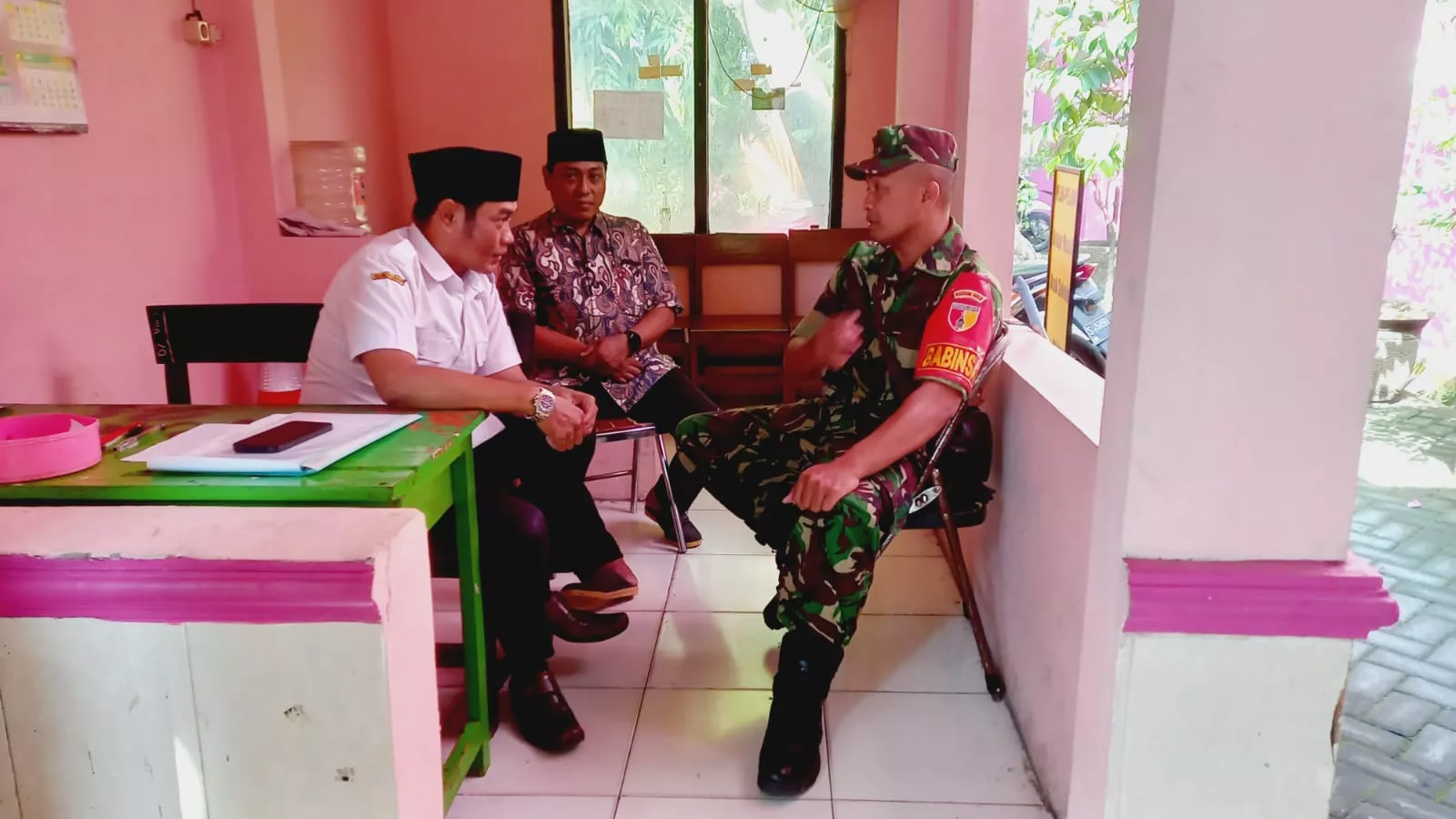Babinsa Koramil Peterongan Intensifkan Komsos dengan Perangkat Desa