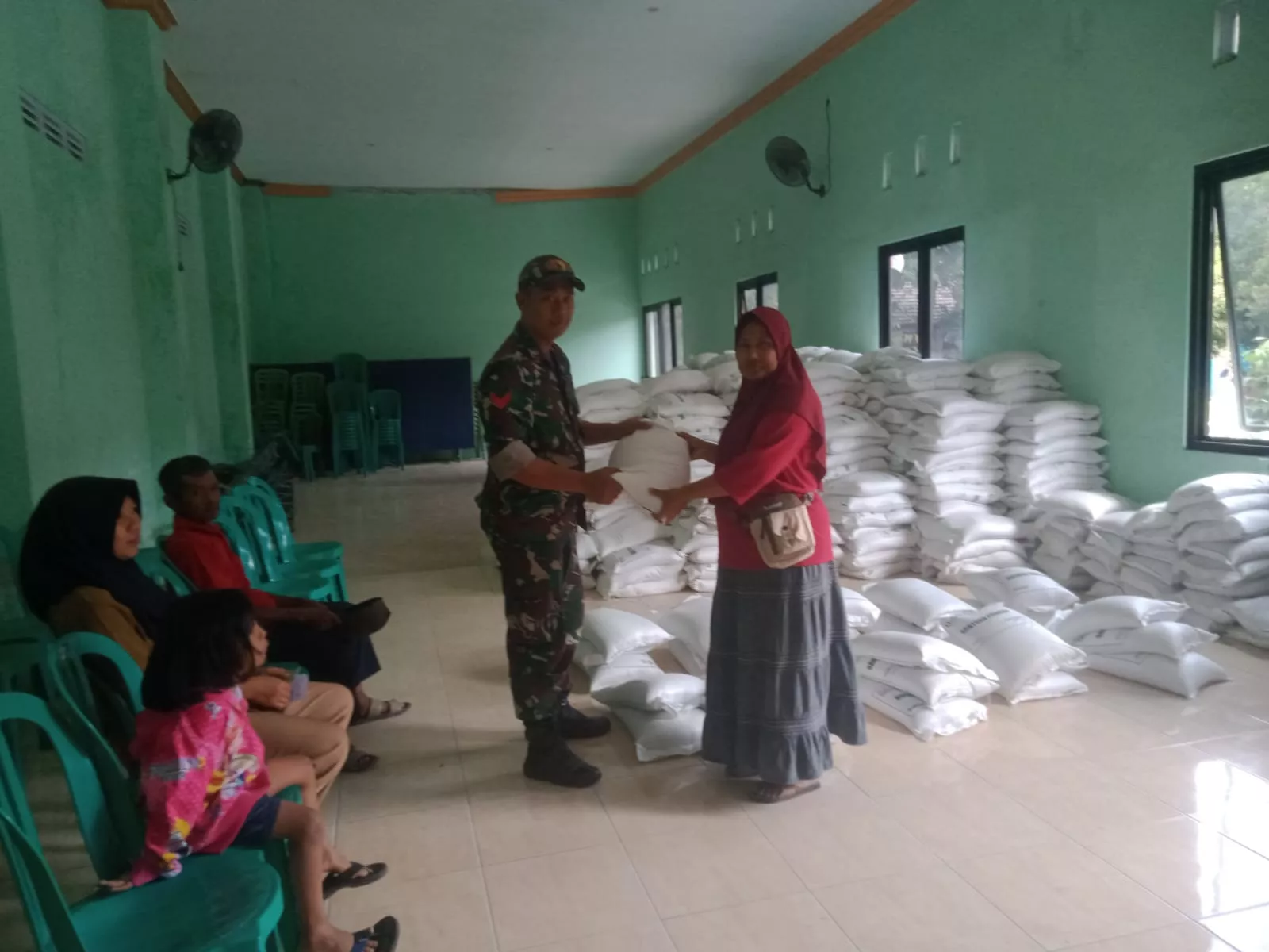 Babinsa Kesamben Dampingi Penyaluran Bantuan Pangan Bulog