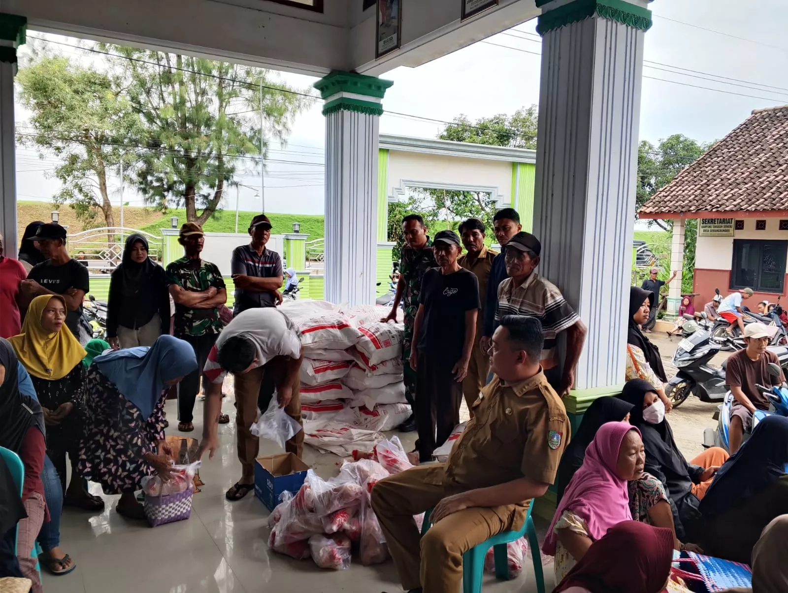 Babinsa Plandaan Dampingi Penyaluran Bantuan Pangan di Desa Gebangbunder