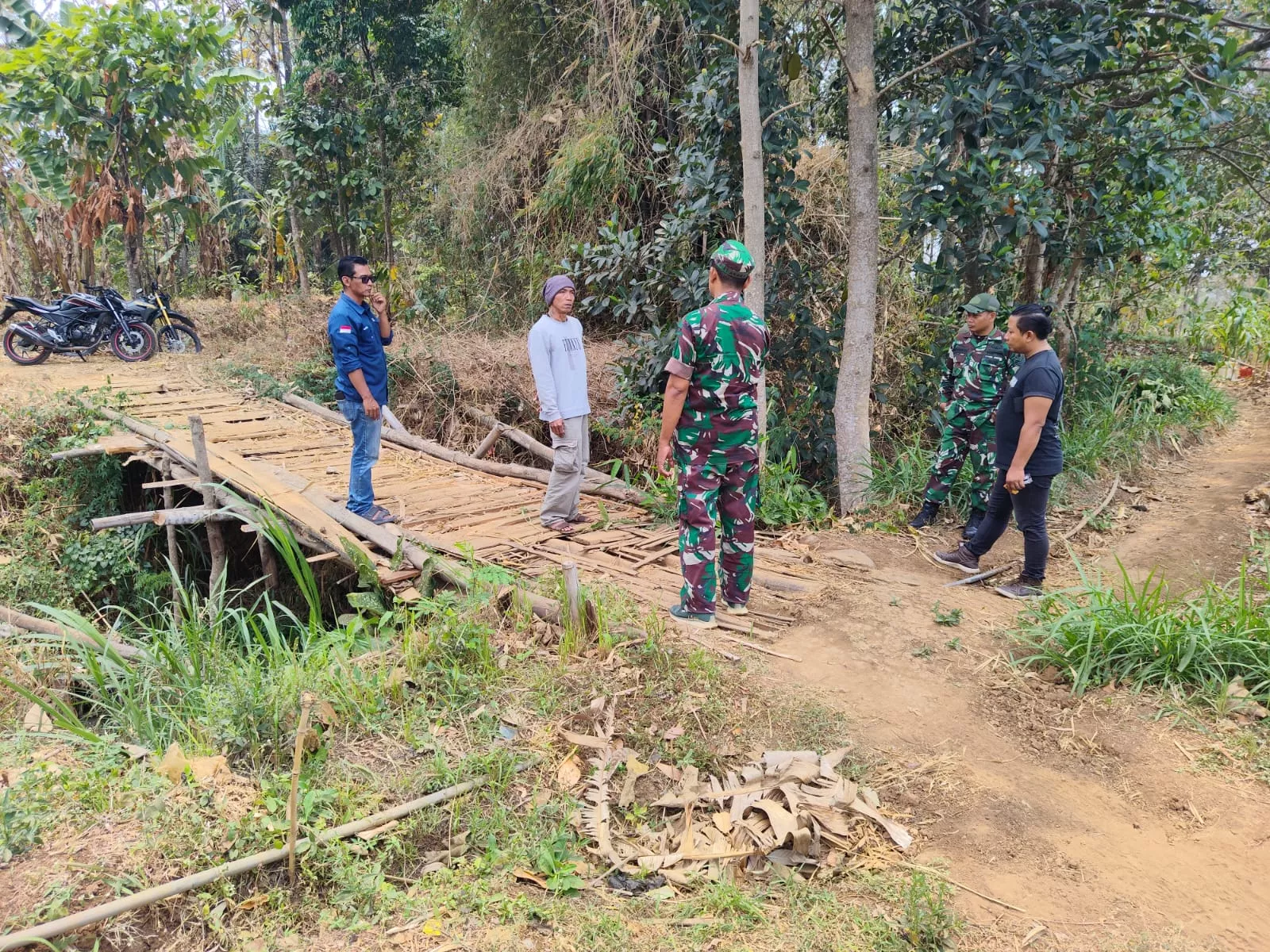 Babinsa dan Warga Sumberjo Gotong-Royong Bangun Jembatan