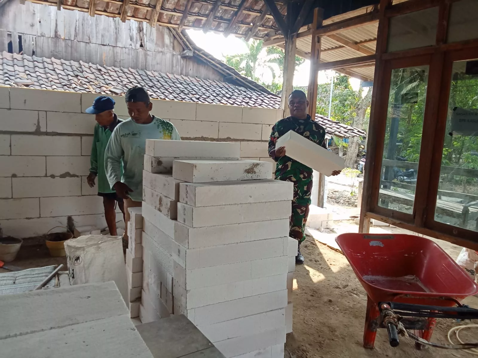Babinsa Koramil Gudo Bantu Bangun Rumah Warga Desa Japanan