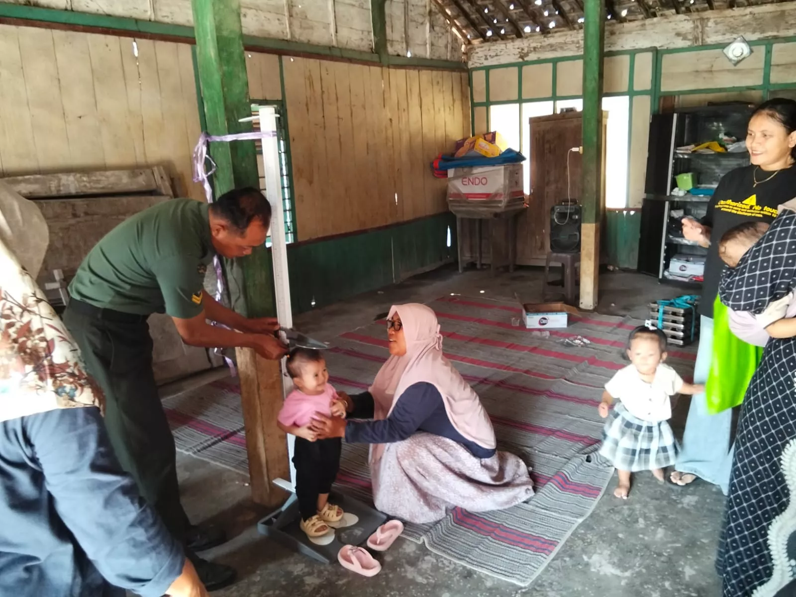 Babinsa Kudu Hadiri Posyandu Balita di Desa Sumberteguh