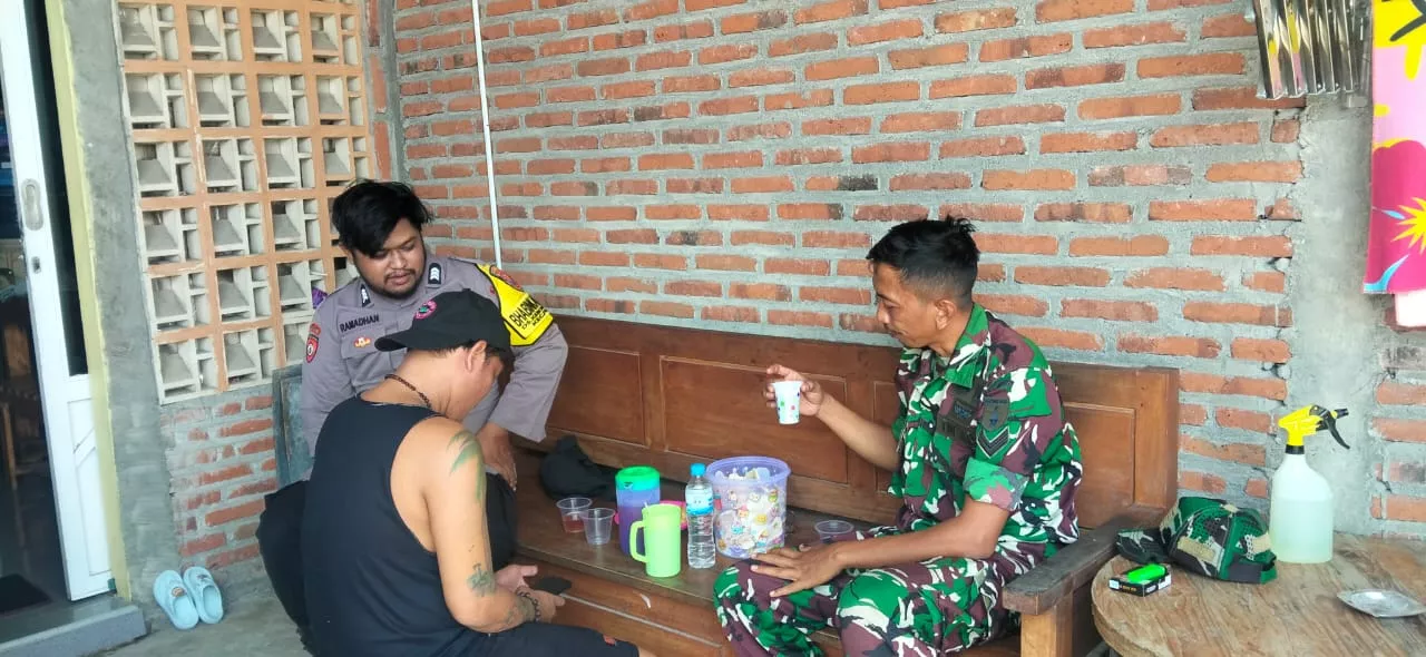 Babinsa dan Bhabinkamtibmas Ajak Warga Kebonagung Jaga Kamtibmas