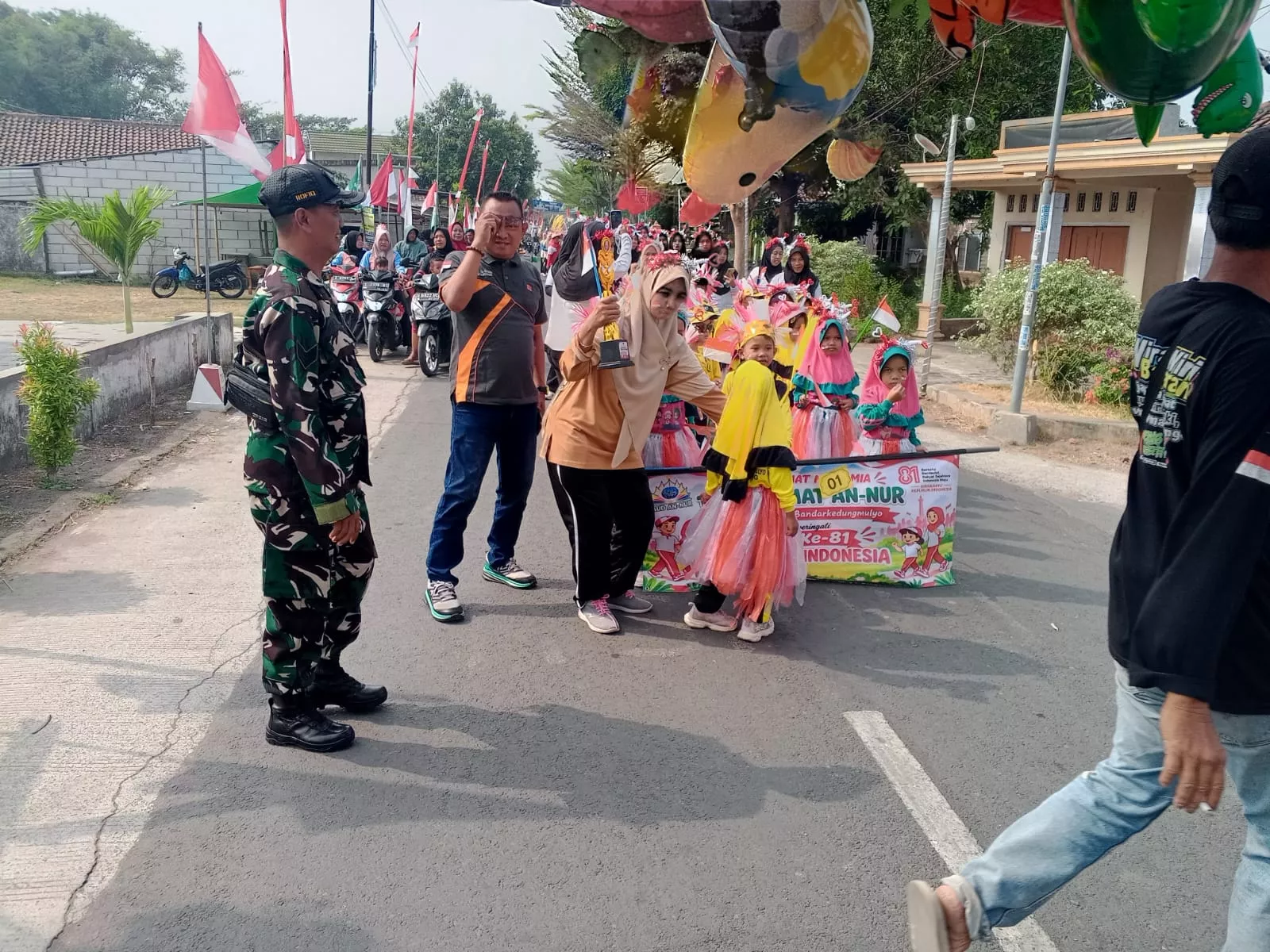 Serka Rofiq Amankan Jalan Sehat Antar Pelajar TK/RA se-Kecamatan Perak