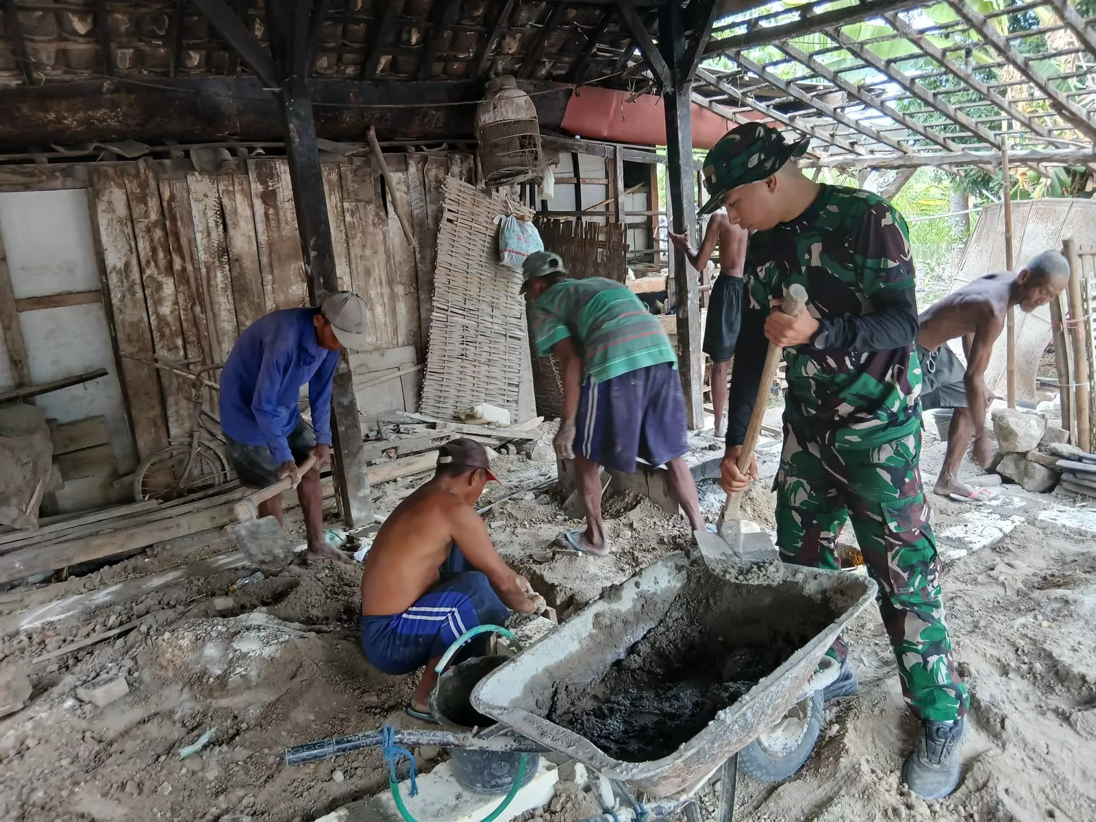 Satgas TMMD ke-130 Jombang dan Warga Bangun Rumah Karmin