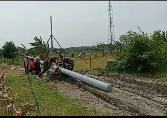 Koramil Plandaan Bantu Warga Dusun Pojok Pasang Tiang Listrik