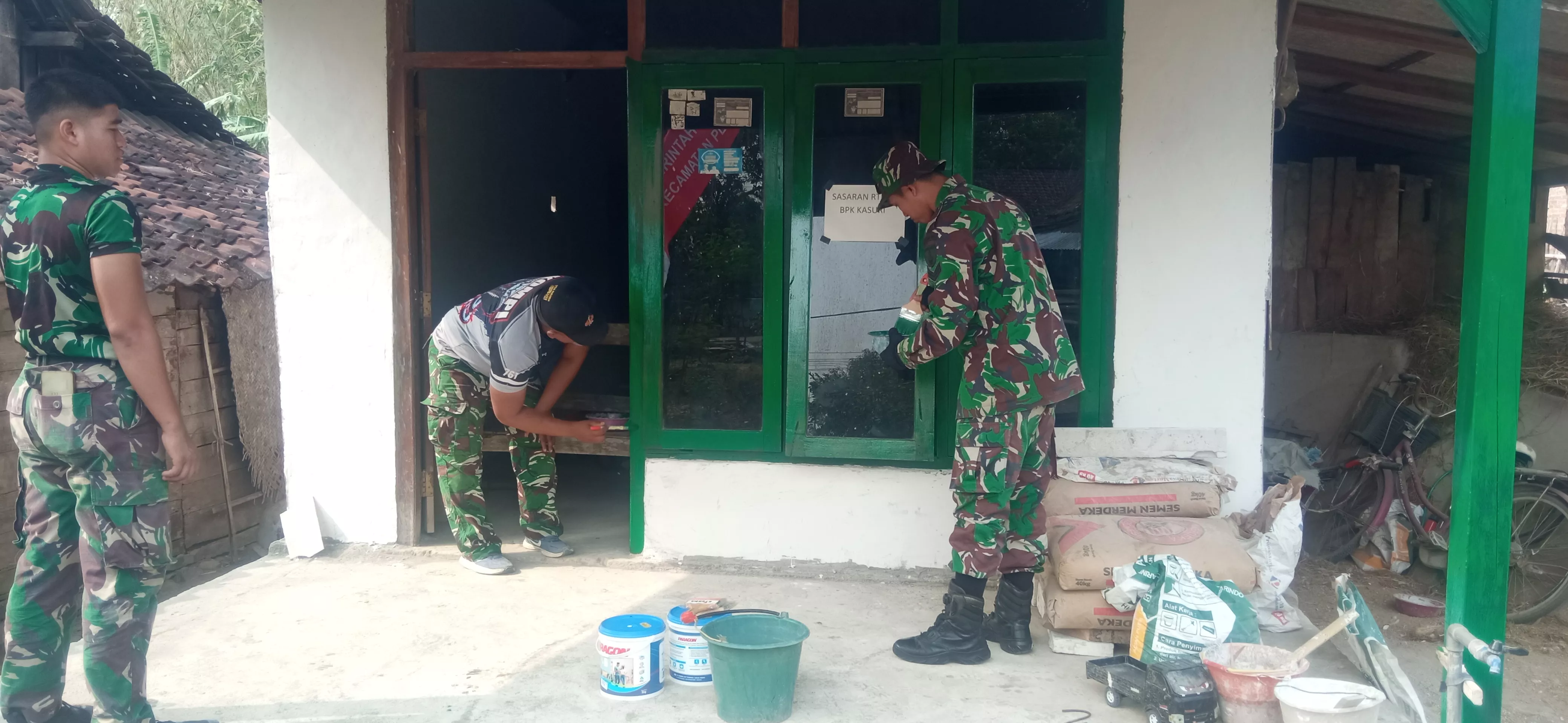 Satgas TMMD ke-130 Kodim 0814/Jombang Cat Rumah Warga di Plandaan