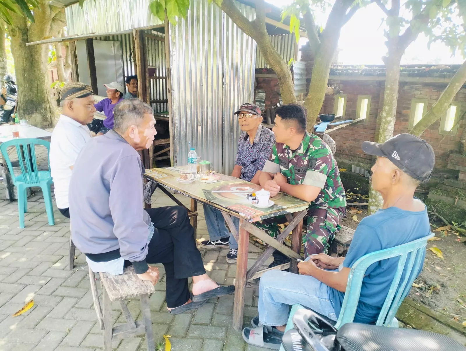 Serda Hendra Komsos dengan Warga Desa Banjardowo