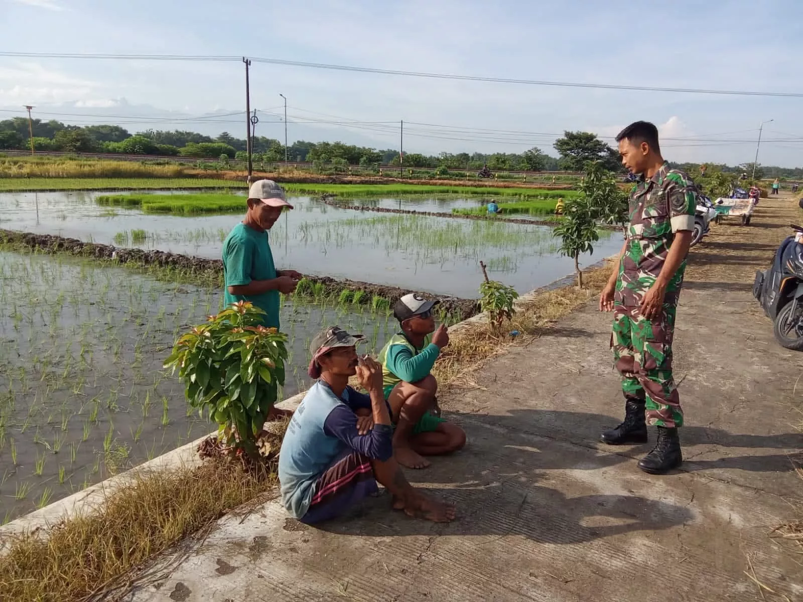 Babinsa Koramil Sumobito Bekali Petani Desa Nglele