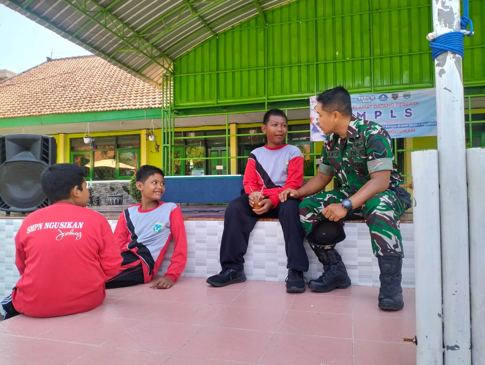 Babinsa Koramil Kudu Beri Motivasi Belajar ke Siswa SMPN Ngusikan