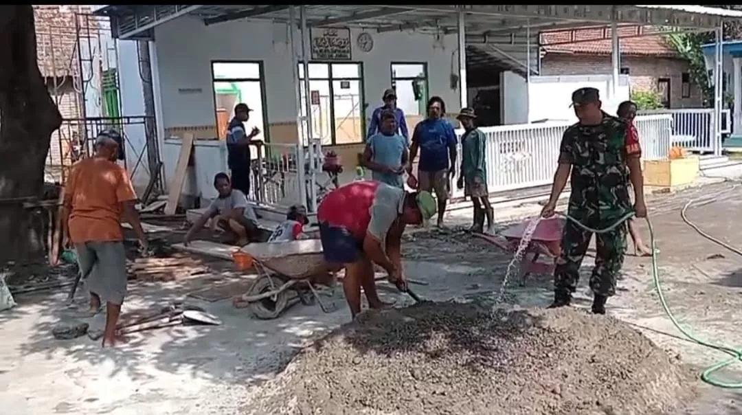 Babinsa Koramil Tembelang Bantu Perbaiki Rumah Warga Jombang