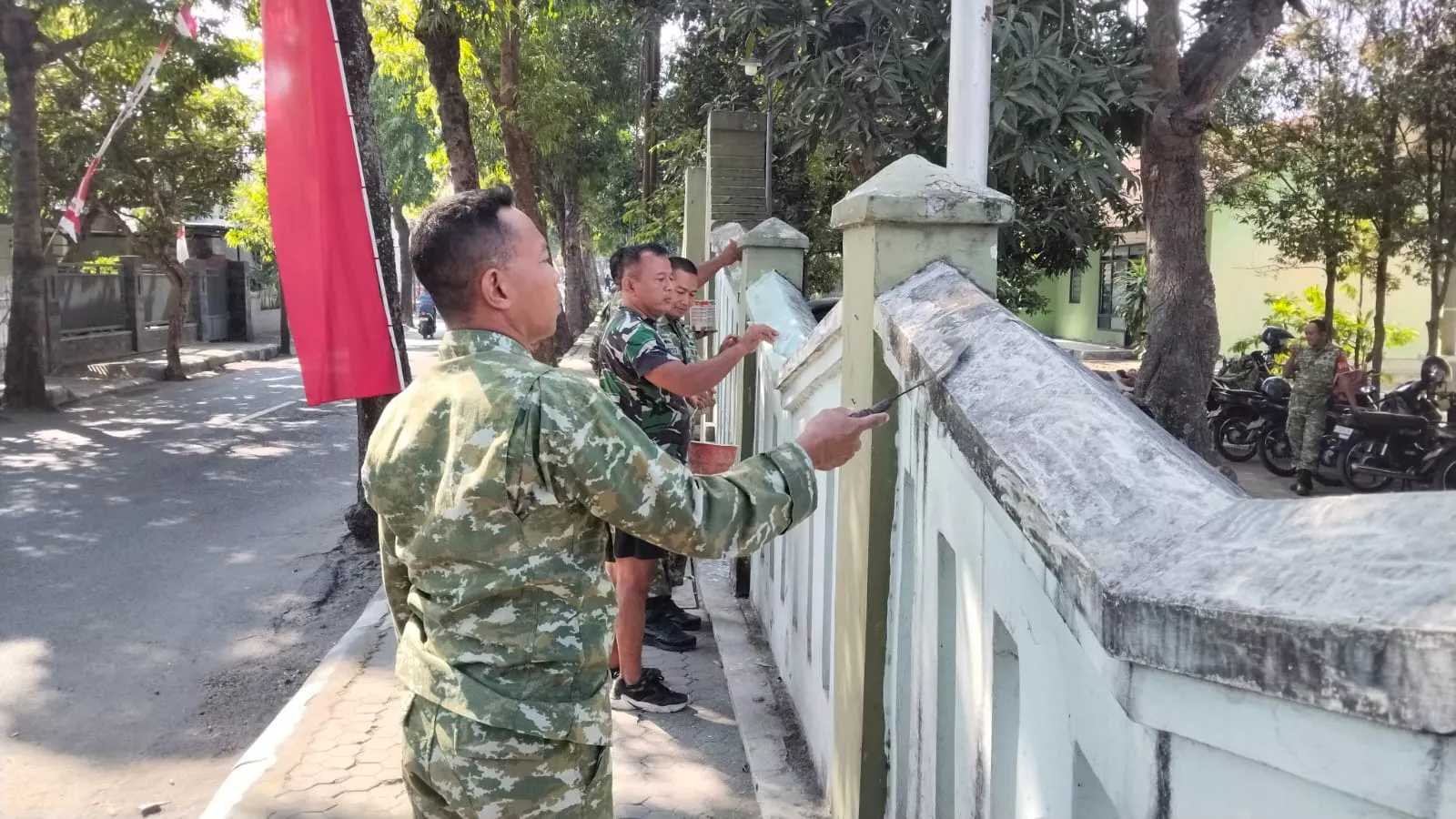 Koramil Kota Jombang Gelar Karya Bakti Bersih-bersih Pangkalan
