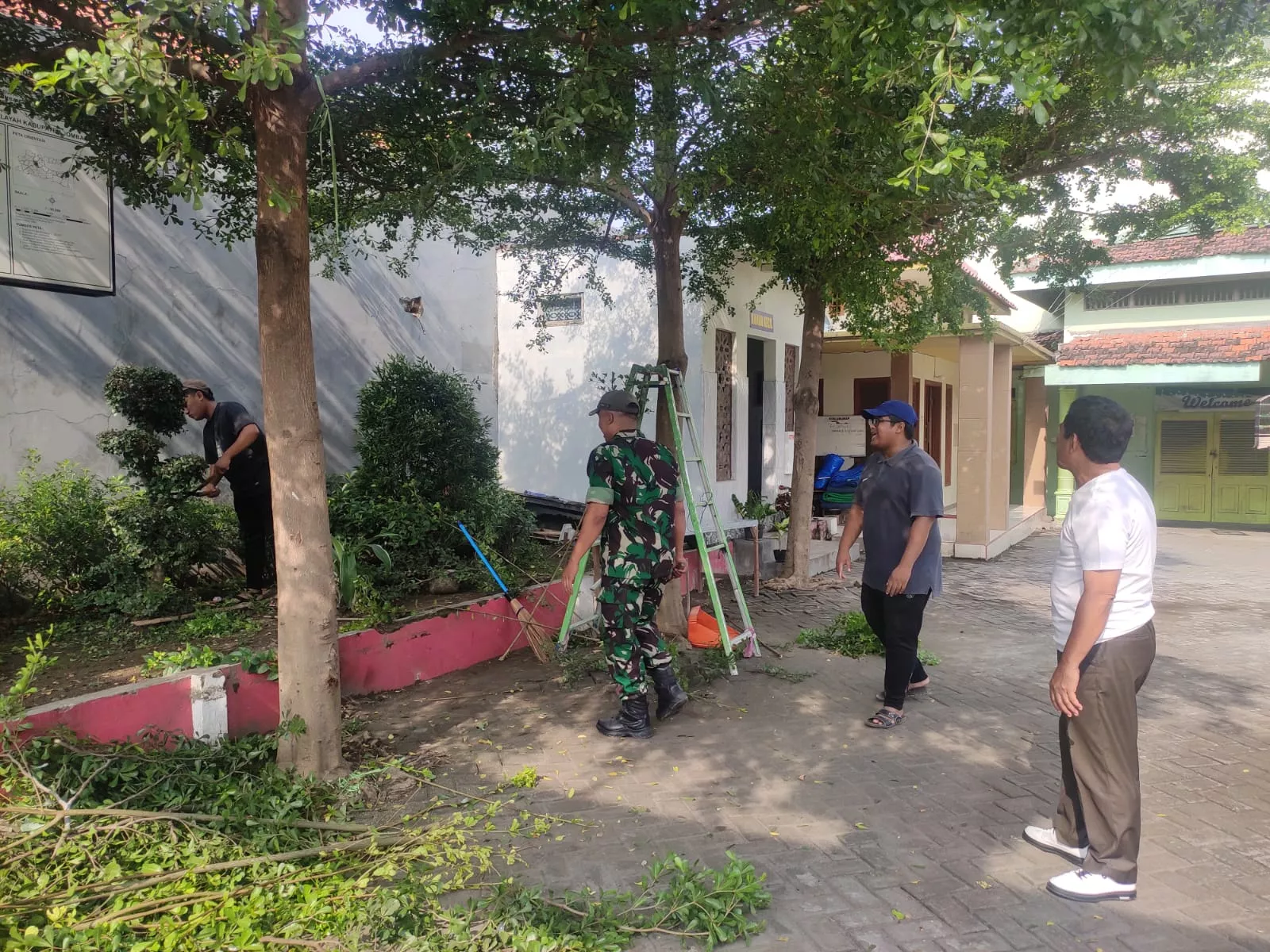 Babinsa Koramil Ngoro Kerja Bakti Bersama Warga Desa Ngoro