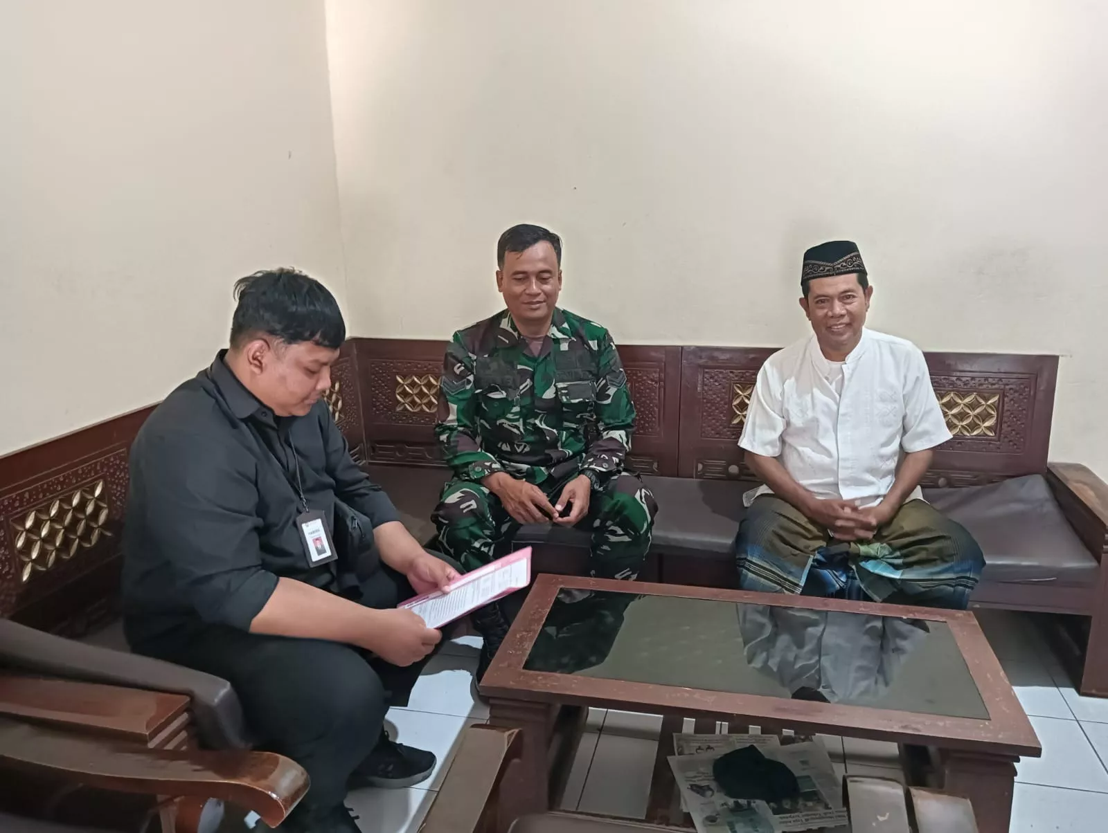 Babinsa Sumobito Anjangsana ke Rumah Tokoh Masyarakat di Desa Segodorejo