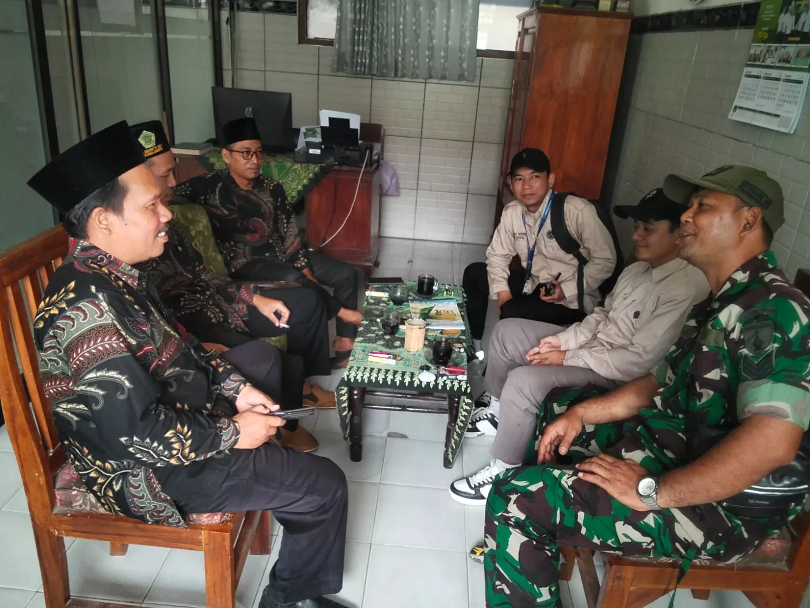 Babinsa Jogoroto Gelar Komsos dengan Warga Mayangan