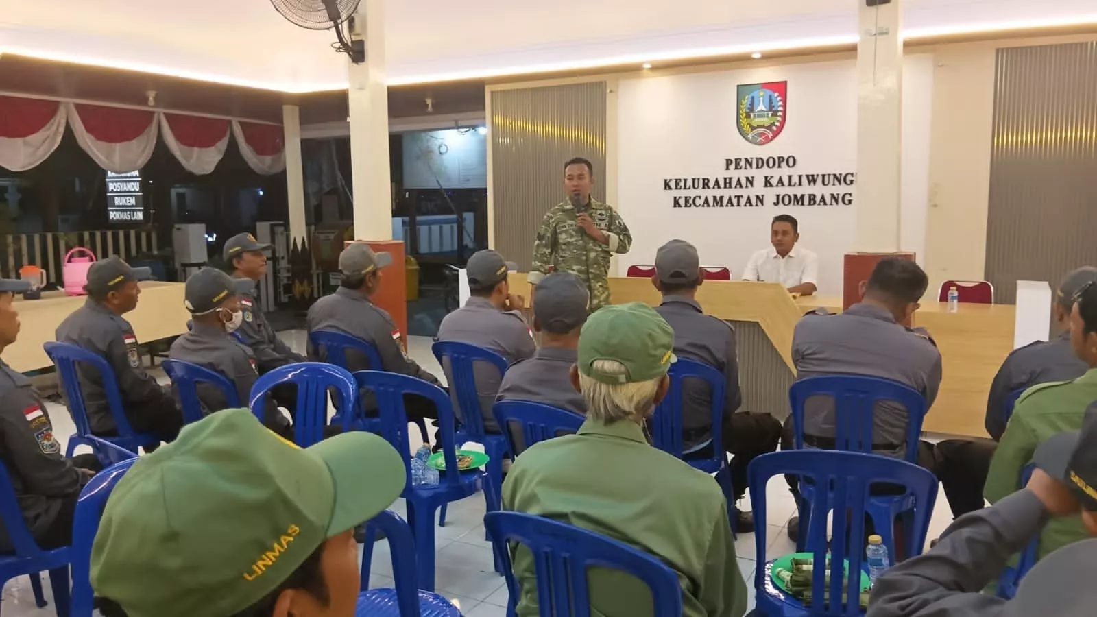 Babinsa Koramil Kota Jombang Bekali Linmas Kelurahan Kaliwungu