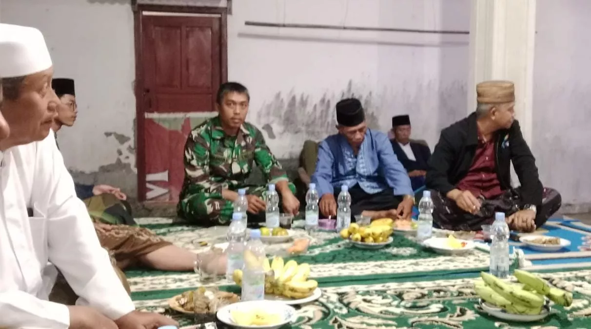 Babinsa Koramil Jombang Lakukan Komsos dengan Warga Desa Plosogeneng