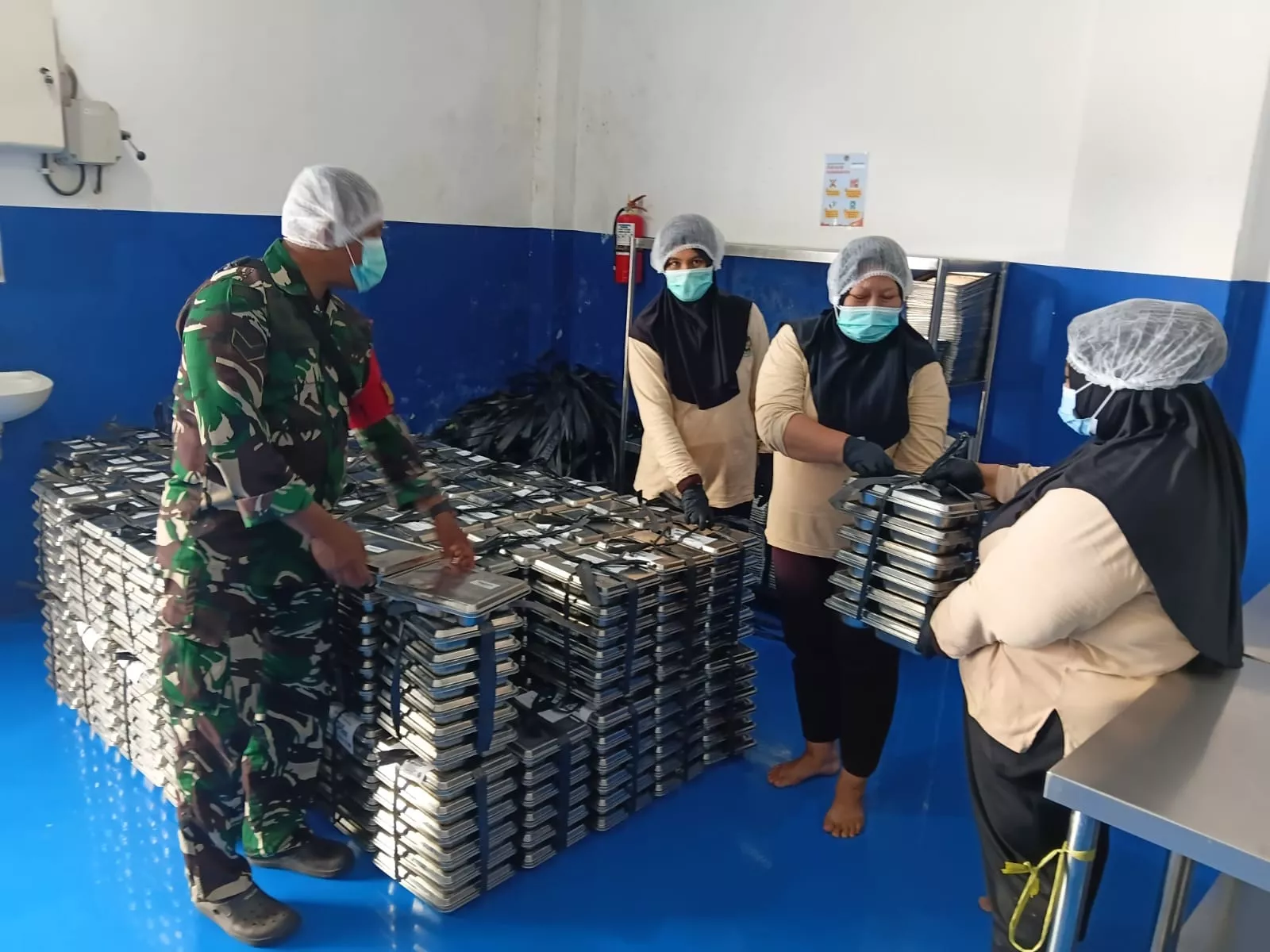 Babinsa Koramil Perak Dampingi Penyaluran MBG di Jombang