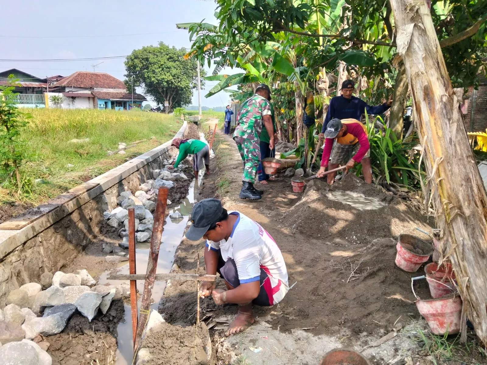 Babinsa Bareng Sertu Maryono Bangun Saluran Irigasi
