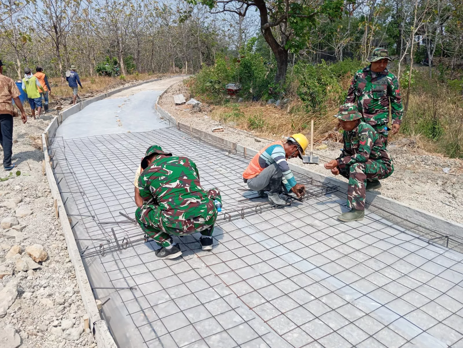 Koramil Kabuh Ikut Pengecoran Jalan TMMD ke-130 di Desa Klitih Jombang