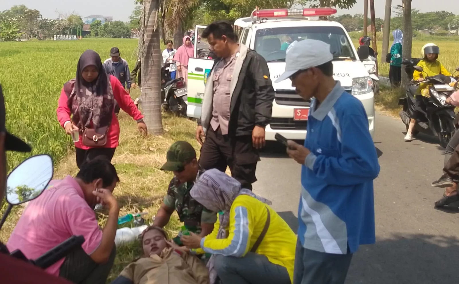 Sertu Moh Rudi Evakuasi Peserta Gerak Jalan yang Pingsan