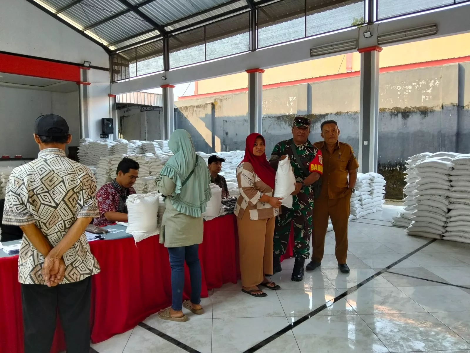 Babinsa Koramil Bareng Dampingi Penyaluran Bantuan Beras di Jombang