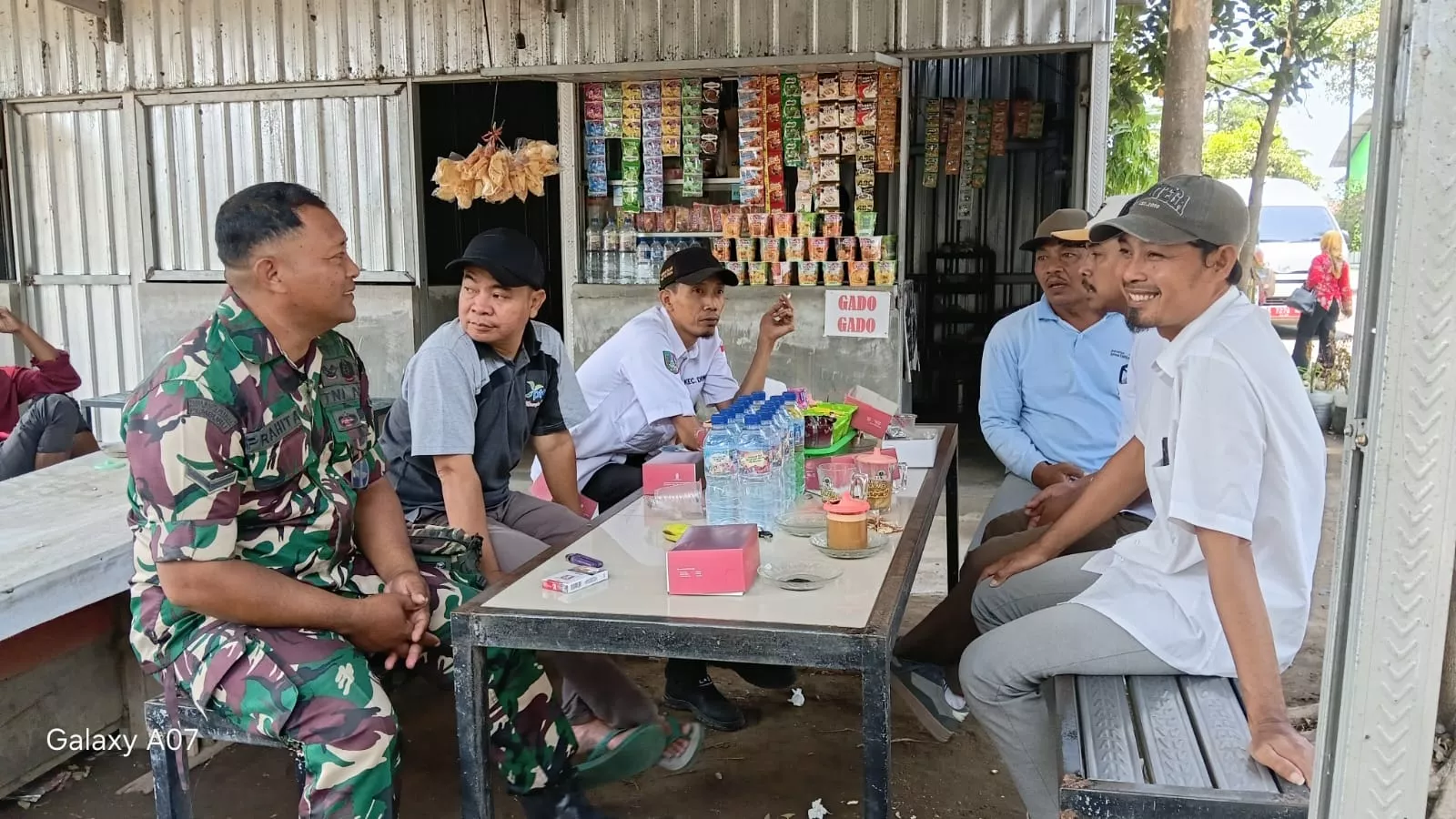 Babinsa Diwek Intensifkan Komsos dengan Warga Bulurejo